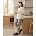 Sabot noir Q17-12 – femme asiatique, pull oversize, cuisine